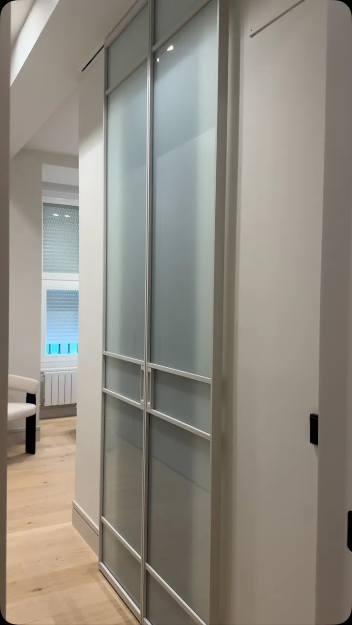 Dos puertas, una apertura y una solución completamente integrada en el espacio.