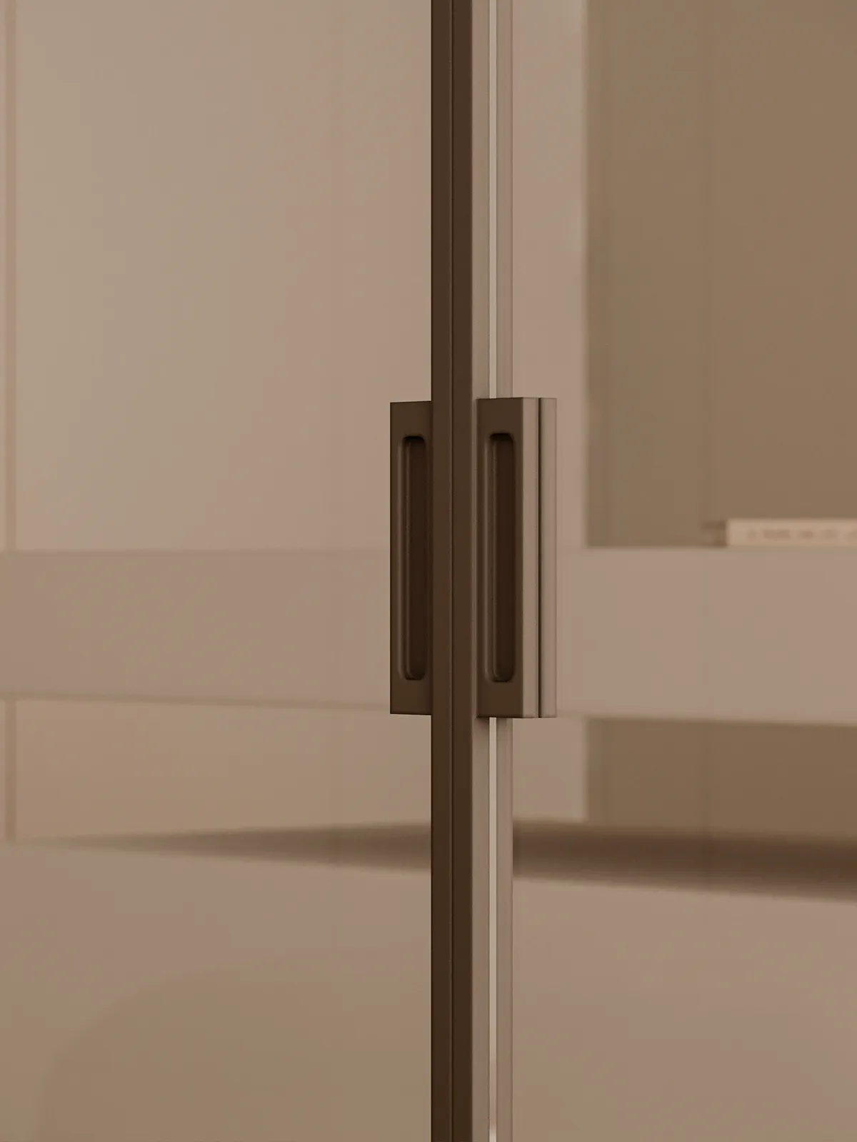Detalle de tiradores y perfil fino de aluminio oscuro en un cerramiento de vidrio.
