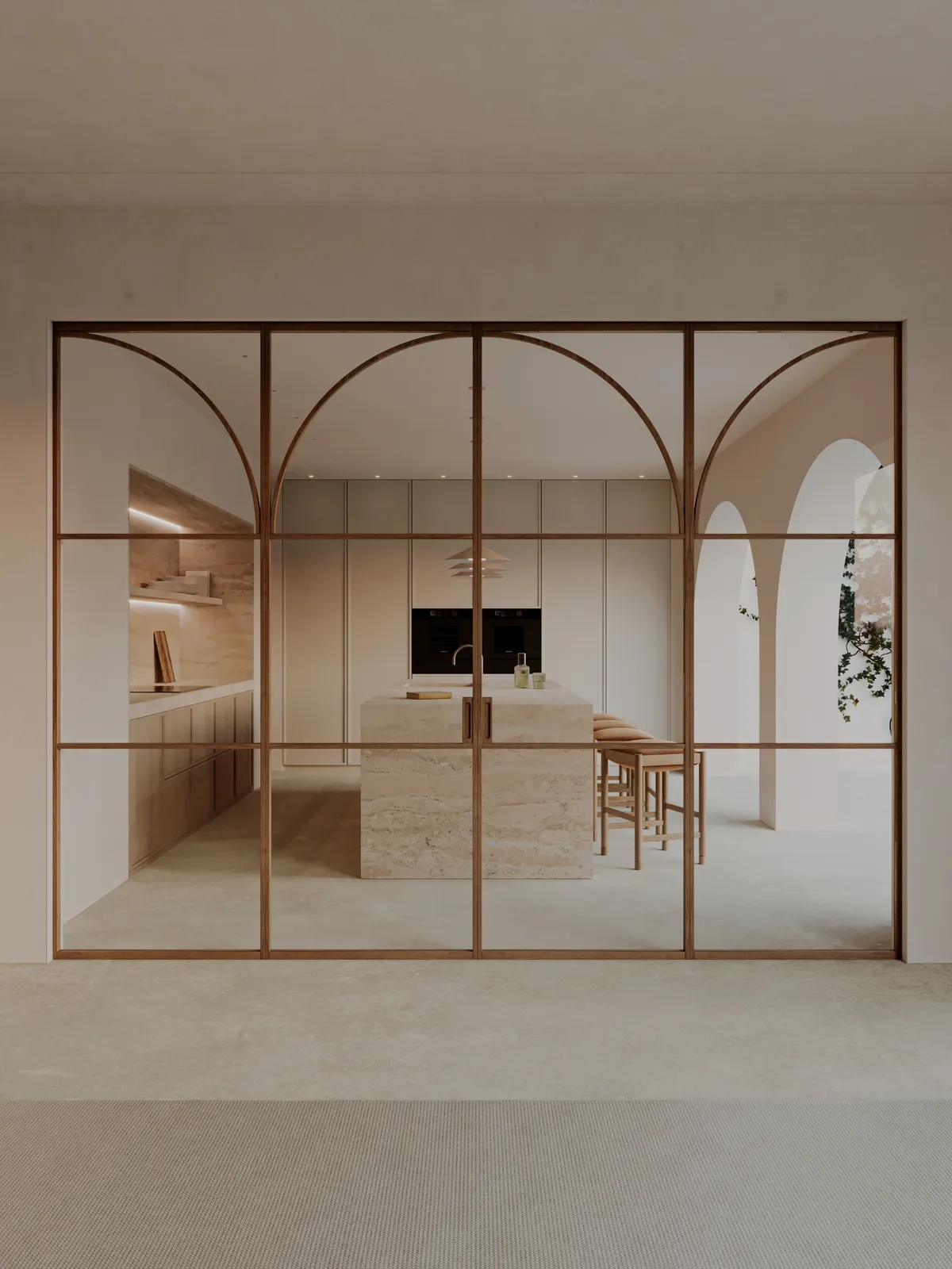 Modelo Arc: cerramiento de vidrio con arcos y perfilería en madera hacia una cocina.